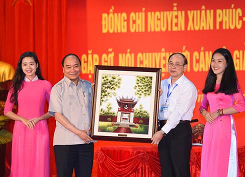 នាយករដ្ឋមន្ត្រី លោក Nguyen Xuan Phuc លើកទឹកចិត្តឲ្យនិស្សិតខិតខំសិក្សារៀនសូត្រនិងហត់ពត់លត់ដំឲ្យបានល្